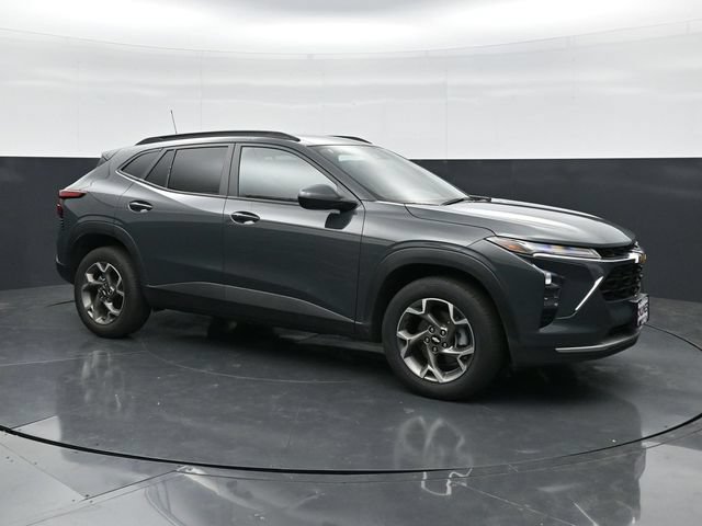 Used 2025 Chevrolet Trax LT w/ LT Convenience Package FWD image 3