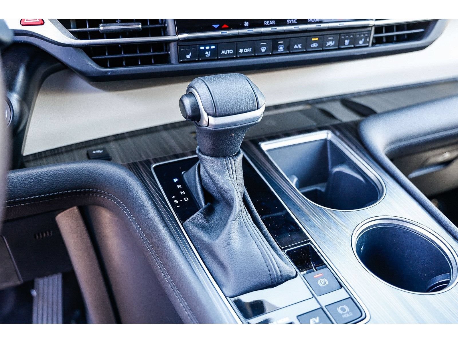 Used 2024 Toyota Sienna Platinum FWD image 22