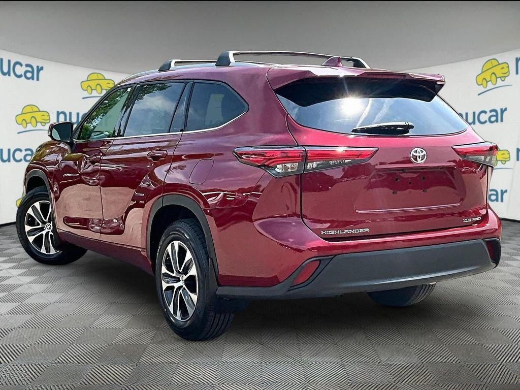 Used 2022 Toyota Highlander XLE AWD/4WD image 4