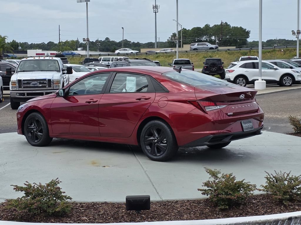 Used 2023 Hyundai Elantra SEL FWD image 4