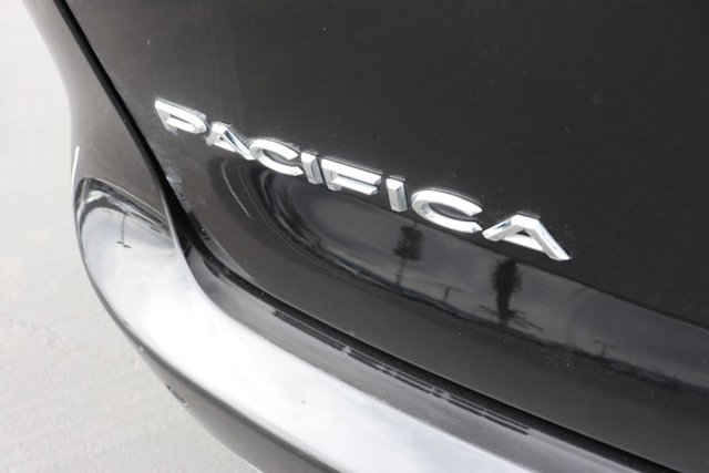 Used 2023 Chrysler Pacifica Touring-L image 7