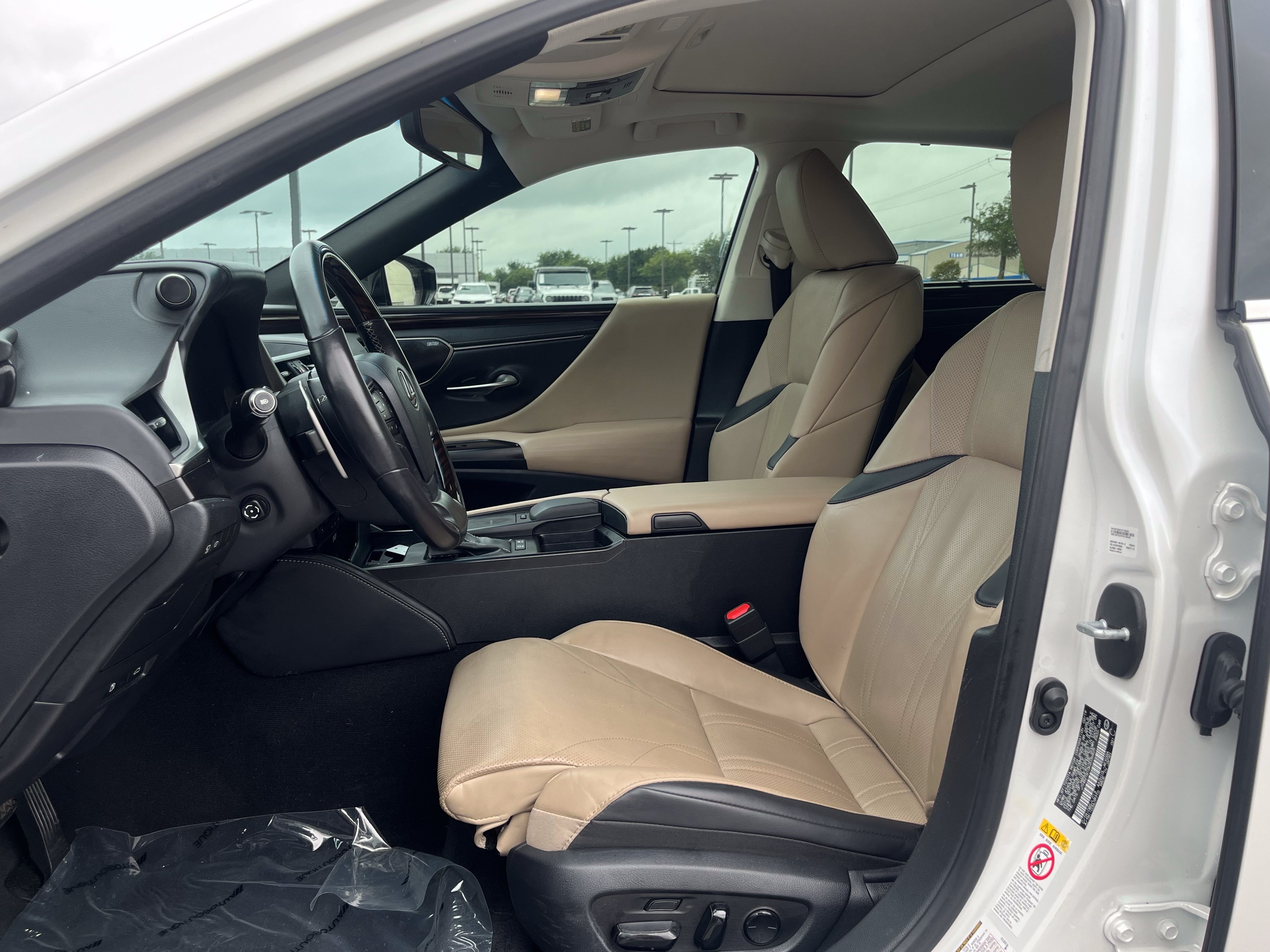 Used 2019 Lexus ES 300h Ultra Luxury w/ Accessory Package 2 FWD image 28