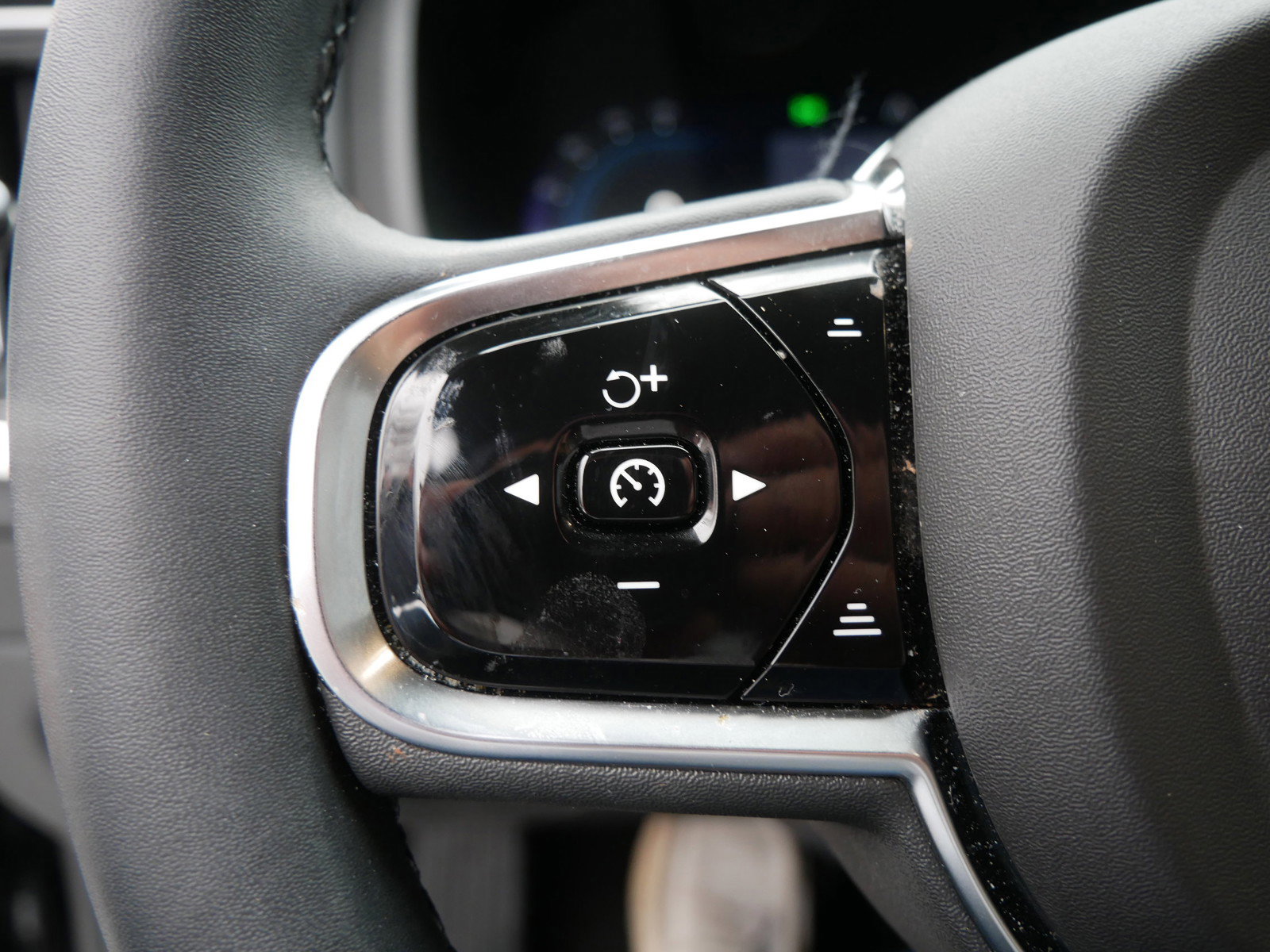 Certified 2024 Volvo V90 B6 Cross Country Ultimate w/ Protection Package Premier image 15