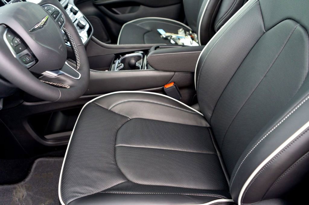 New 2026 Chrysler Pacifica Limited FWD image 10