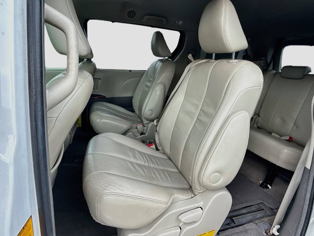 Used 2014 Toyota Sienna XLE FWD image 22