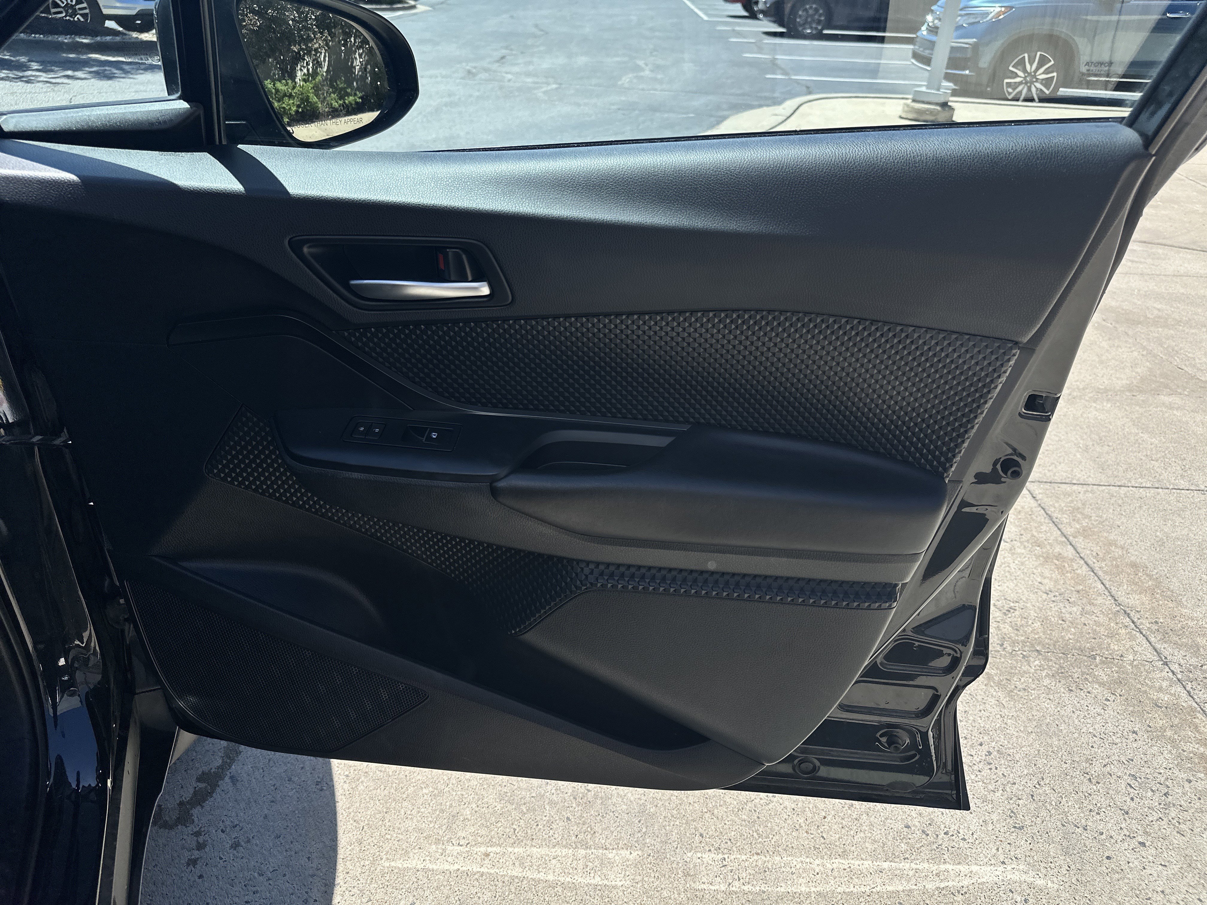 Used 2018 Toyota C-HR XLE FWD image 27