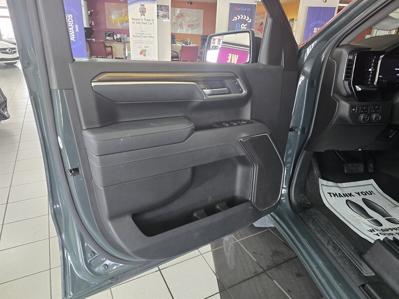 Used 2025 Chevrolet Silverado 1500 LT AWD/4WD image 7
