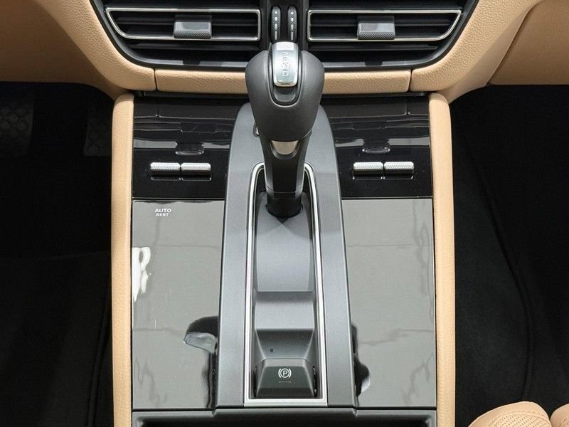Certified 2025 Porsche Macan AWD/4WD image 17