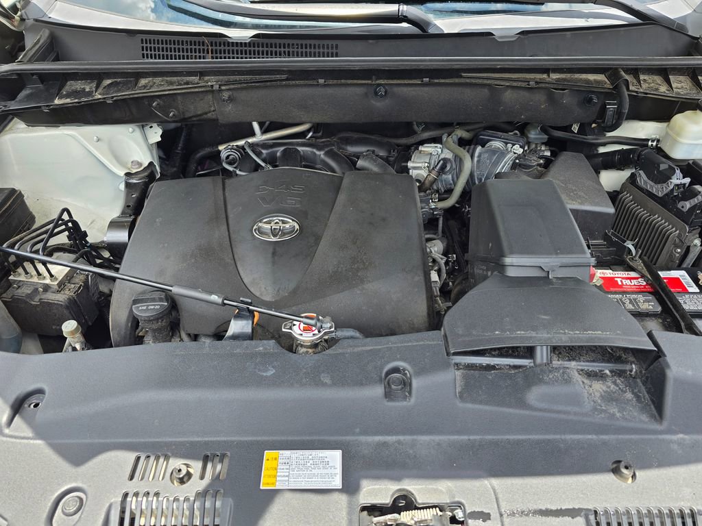 Used 2019 Toyota Highlander LE AWD/4WD image 12