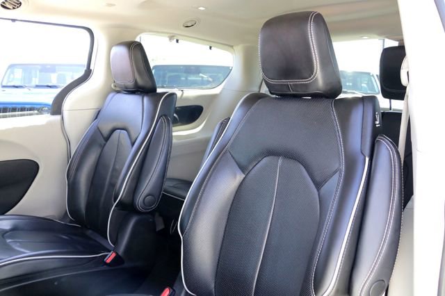 Used 2022 Chrysler Pacifica Limited w/ Uconnect Theater Family Group image 25
