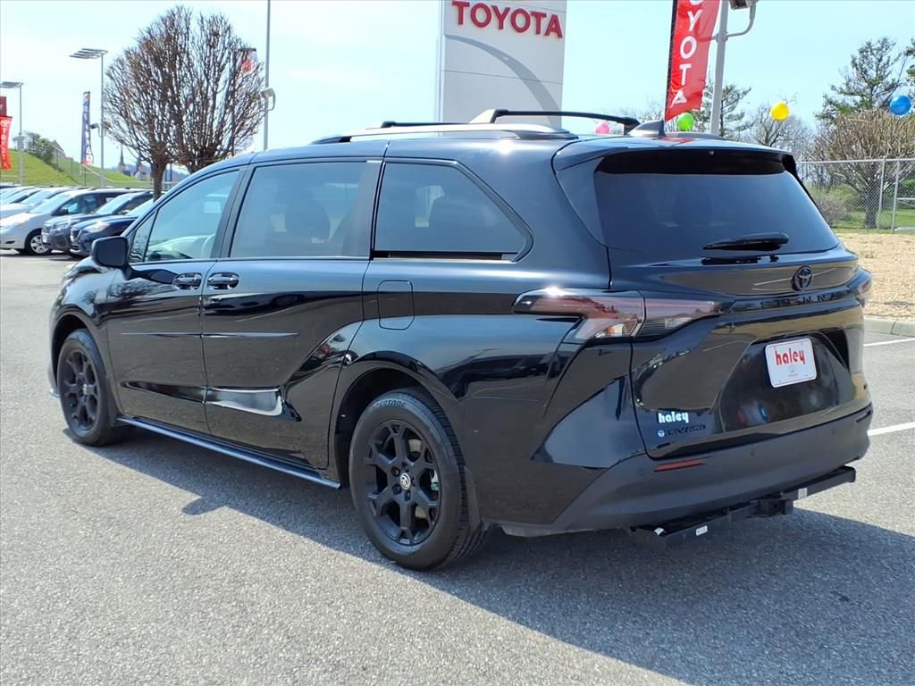Used 2025 Toyota Sienna XLE Woodland Edition image 6