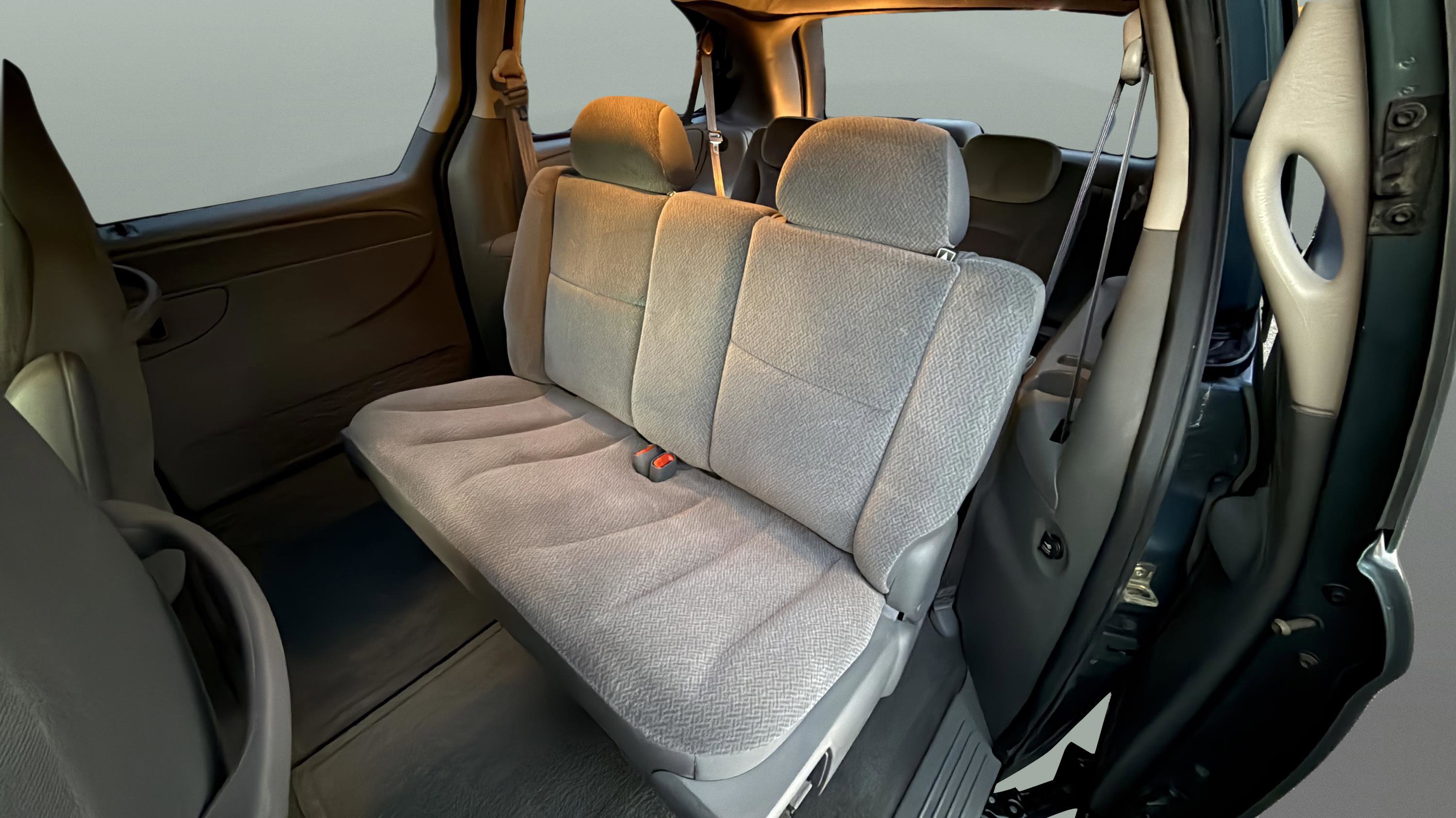Used 2005 Dodge Grand Caravan SE image 38