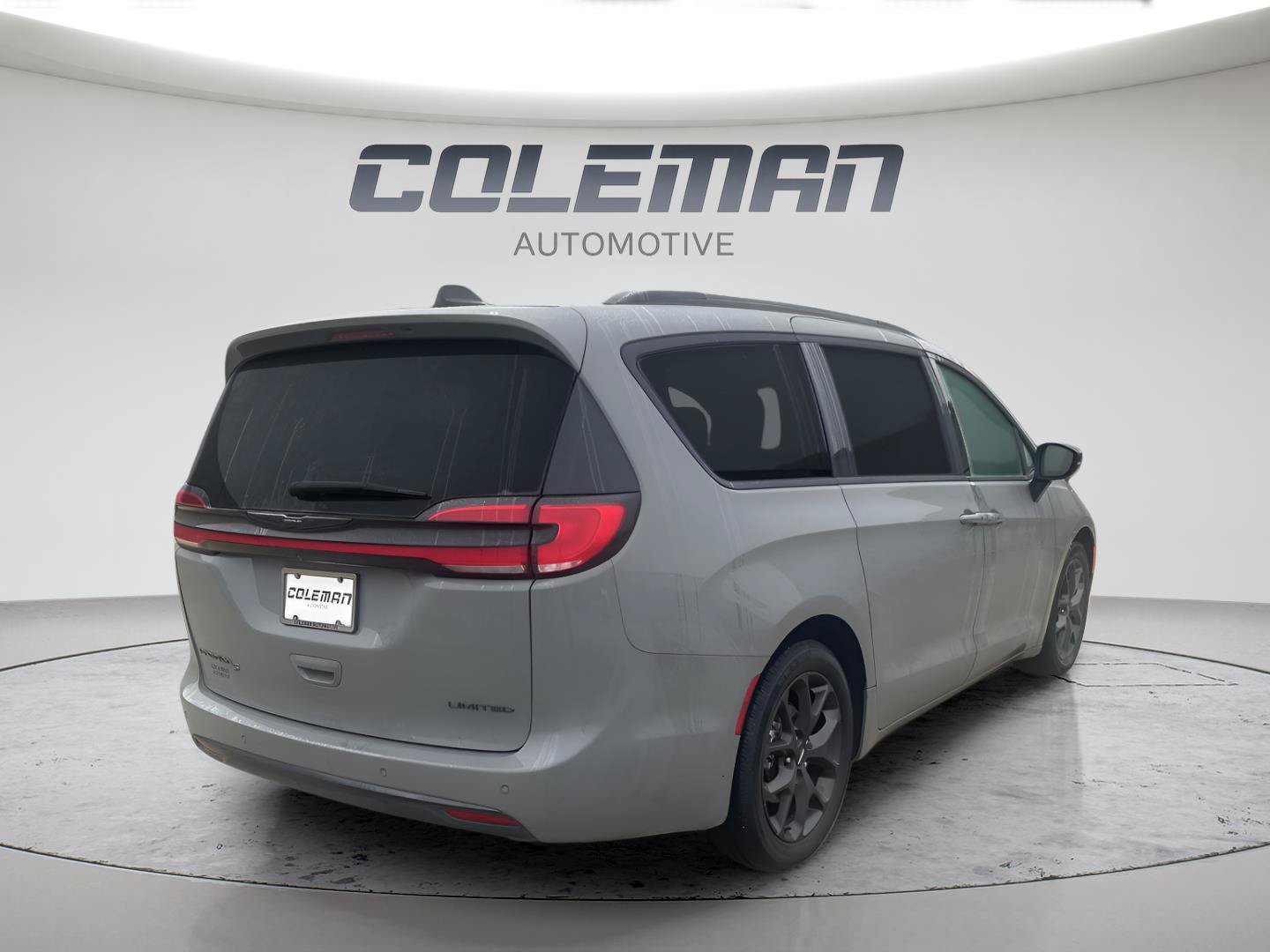 Used 2023 Chrysler Pacifica Limited w/ Uconnect Theater Family Group FWD image 30