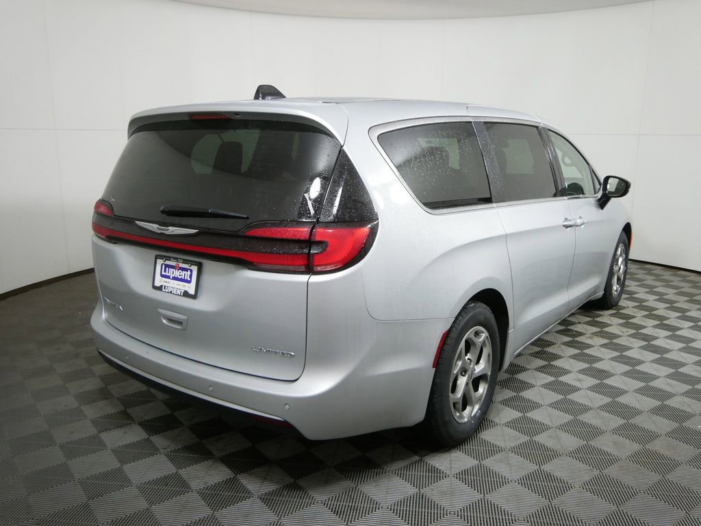 Used 2024 Chrysler Pacifica Limited image 3