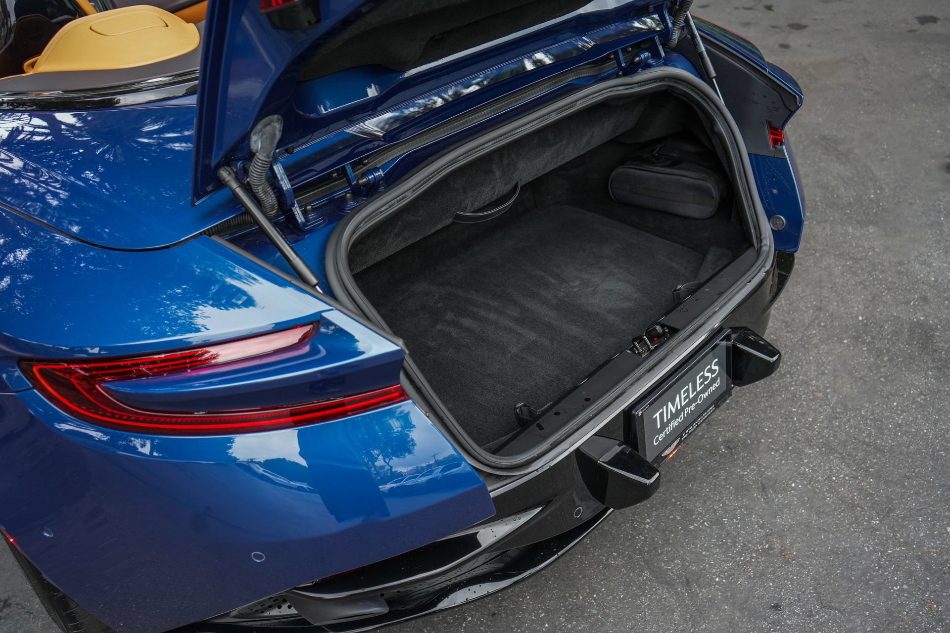 Used 2023 Aston Martin DB11 Volante RWD image 14
