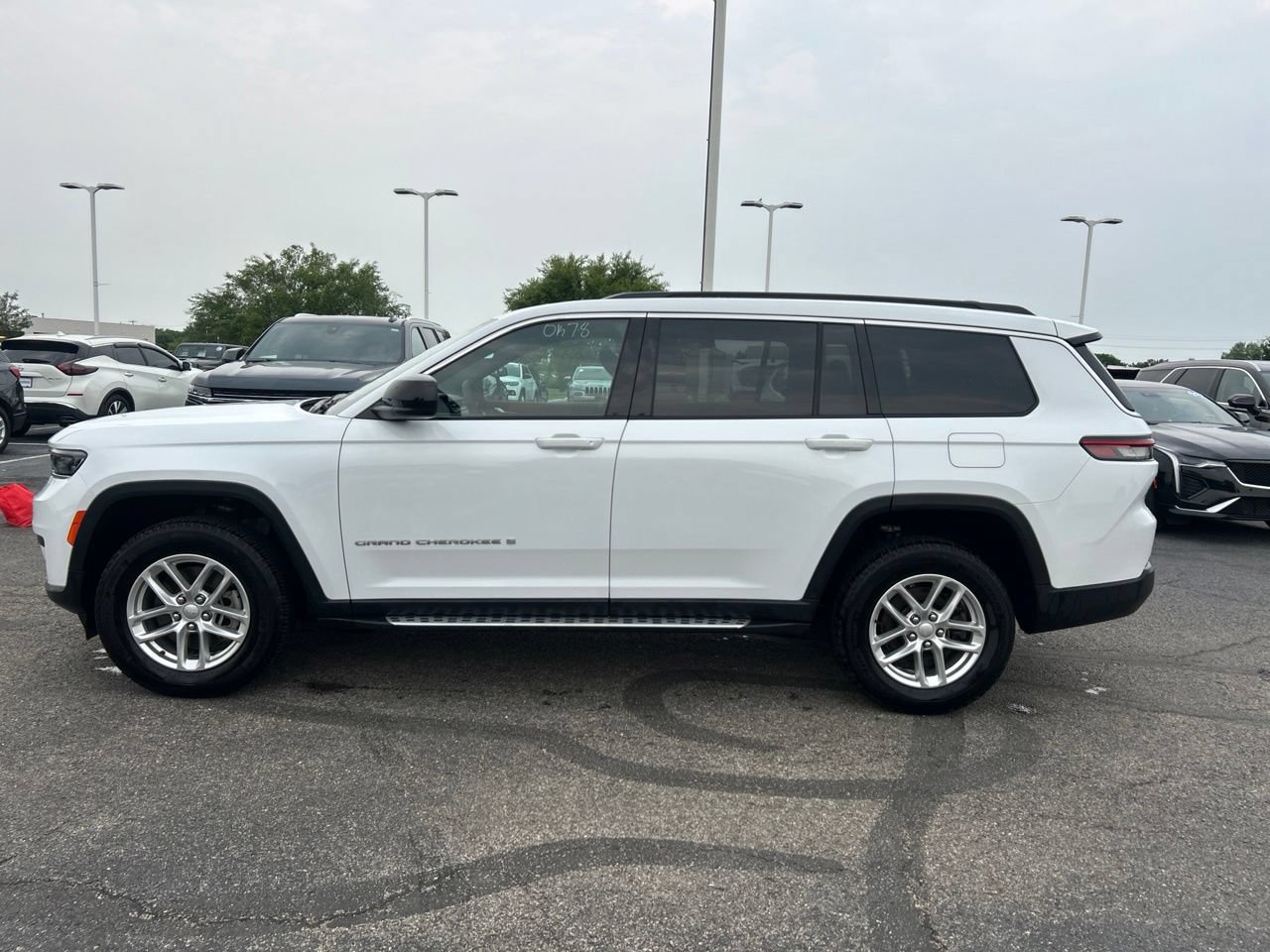 Used 2025 Jeep Grand Cherokee L Laredo RWD image 7