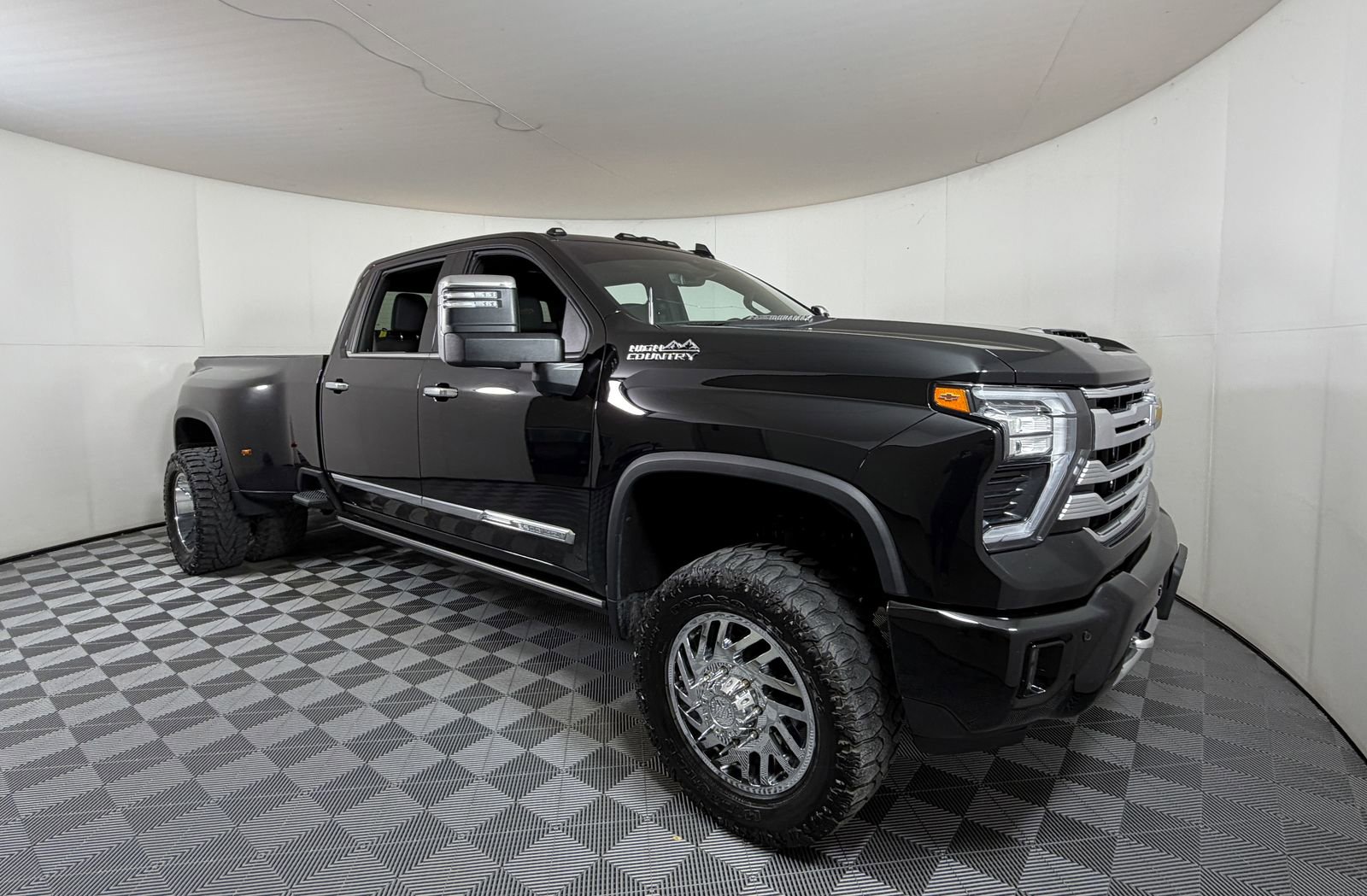 Used 2024 Chevrolet Silverado 3500 High Country w/ Technology Package AWD/4WD image 1