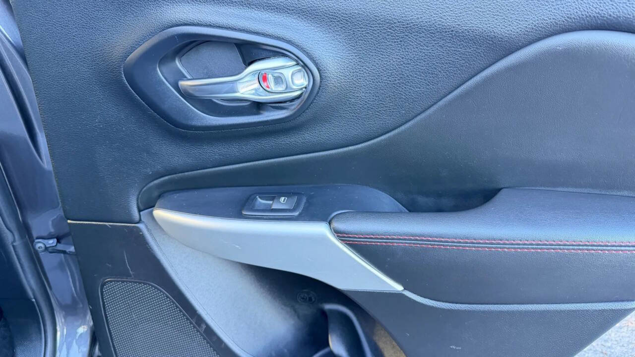 Used 2017 Jeep Cherokee Trailhawk w/ Cold Weather Group image 31