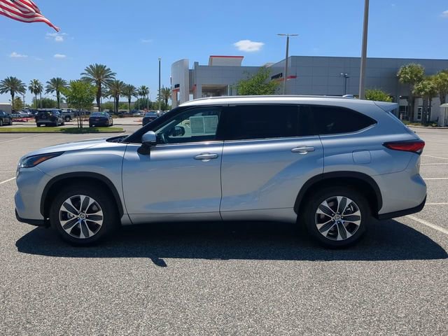 Used 2023 Toyota Highlander XLE image 7