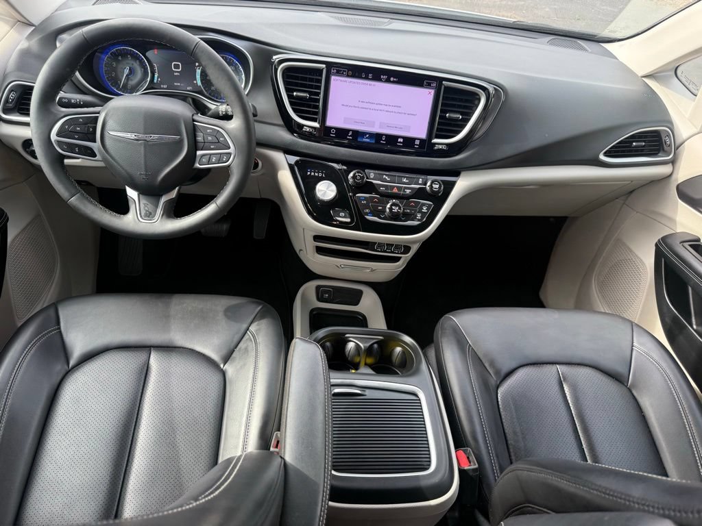 Used 2023 Chrysler Pacifica Touring-L FWD image 7