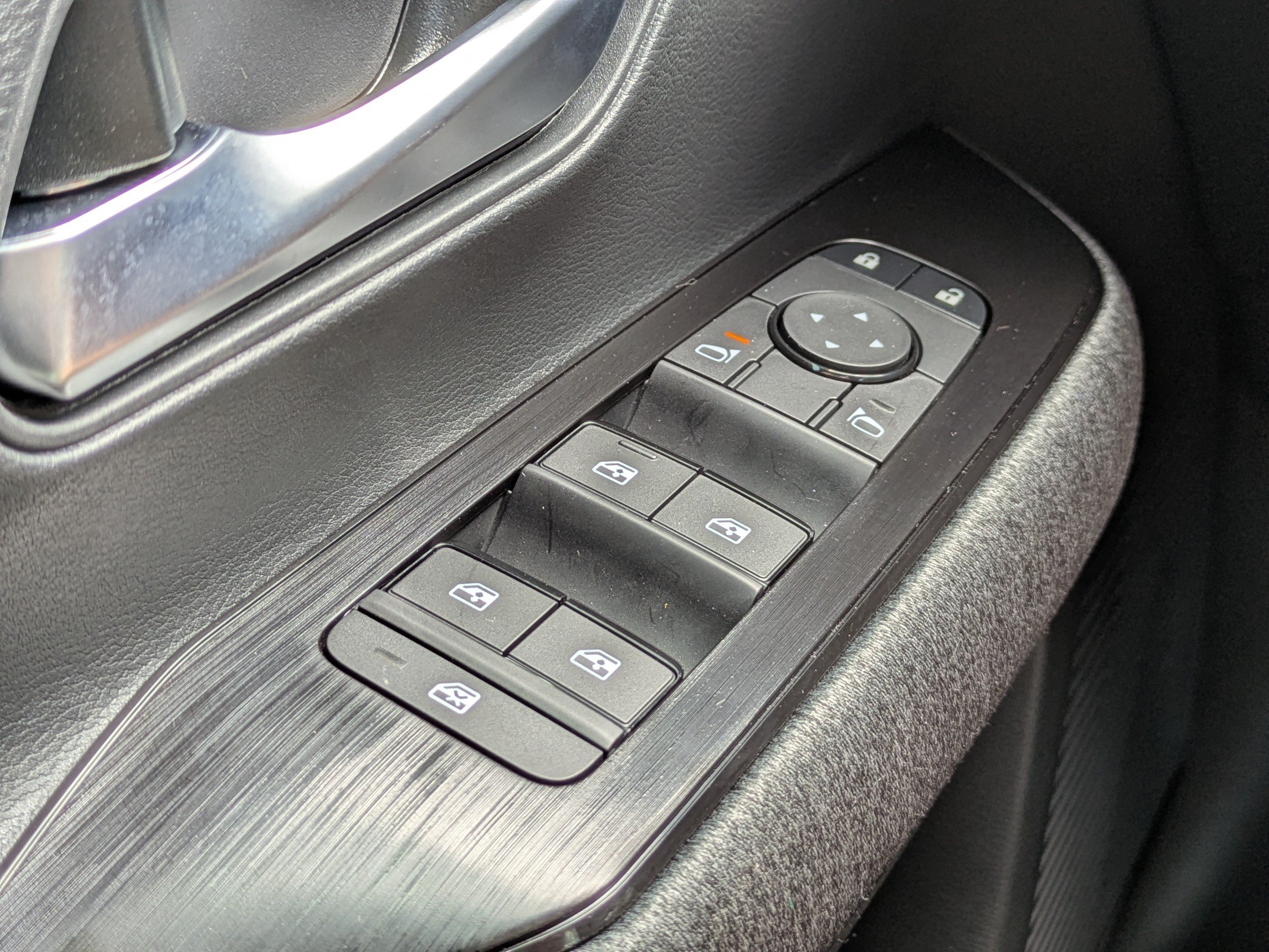 New 2026 Nissan Kicks SV w/ Charging Package FWD image 24