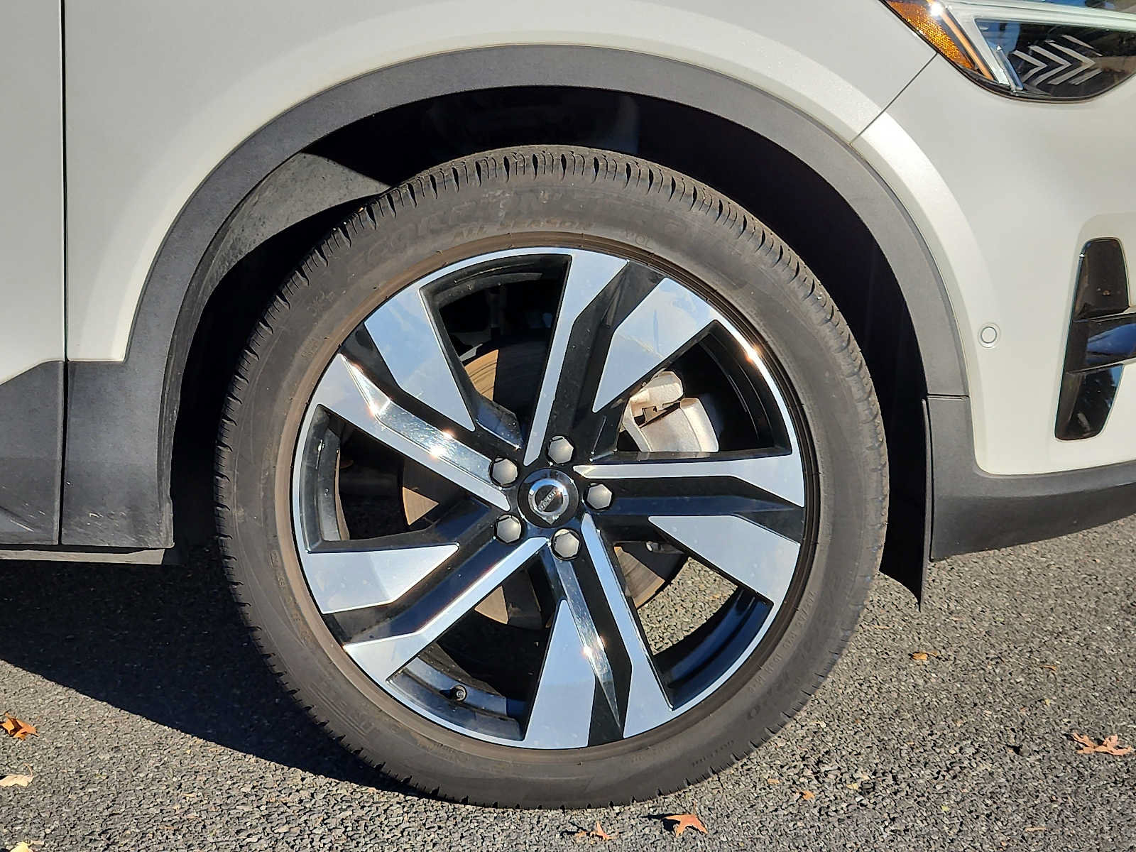 Certified 2024 Volvo XC40 B5 Plus w/ Protection Package Premier AWD/4WD image 8