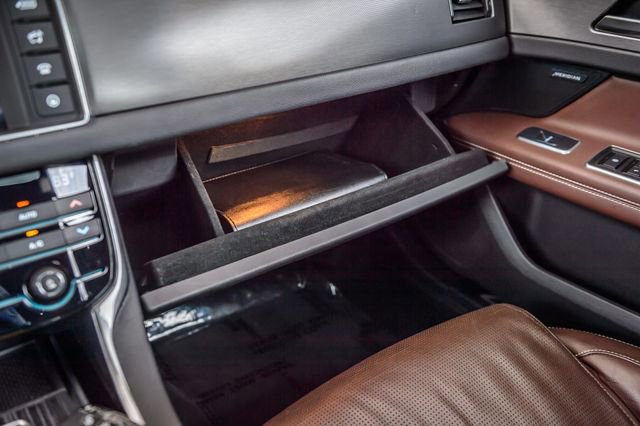 Used 2018 Jaguar XF S image 34