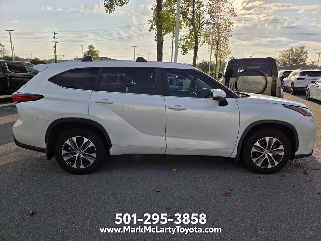 Used 2023 Toyota Highlander XLE FWD image 4