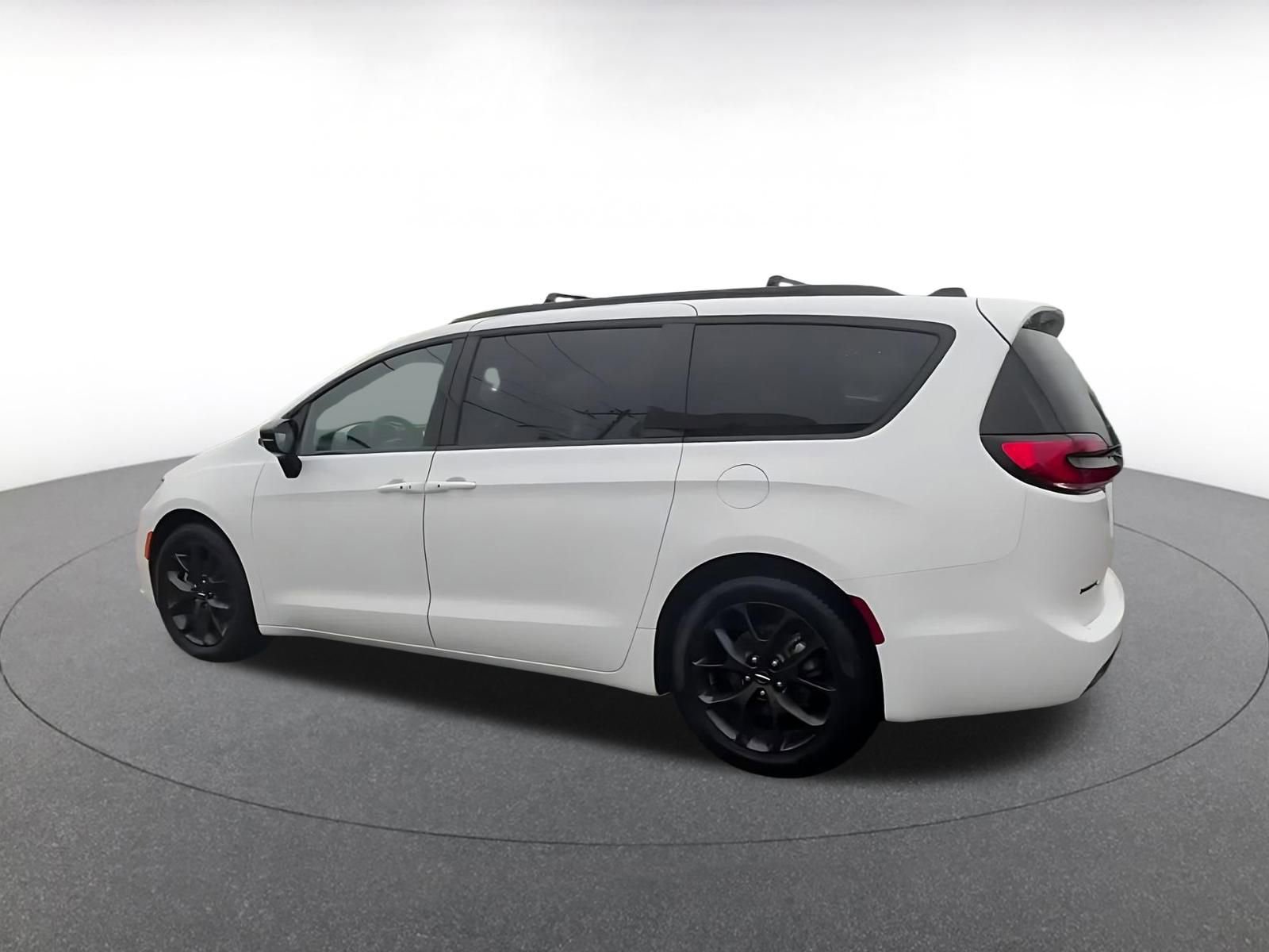 Used 2025 Chrysler Pacifica Limited FWD image 10