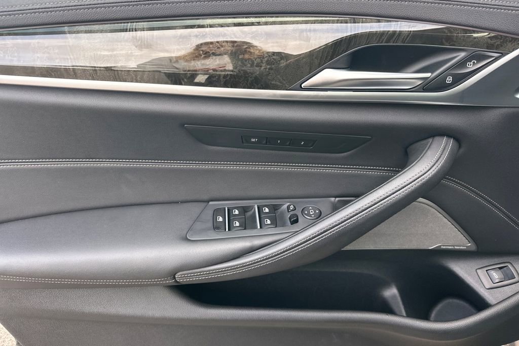 Used 2022 BMW M550i xDrive M550i xDrive w/ Dynamic Handling Package image 10