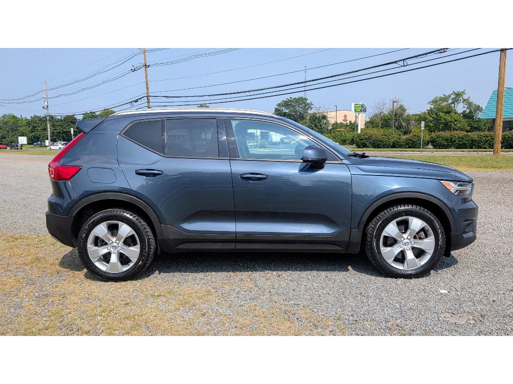 Used 2022 Volvo XC40 T5 Momentum image 8