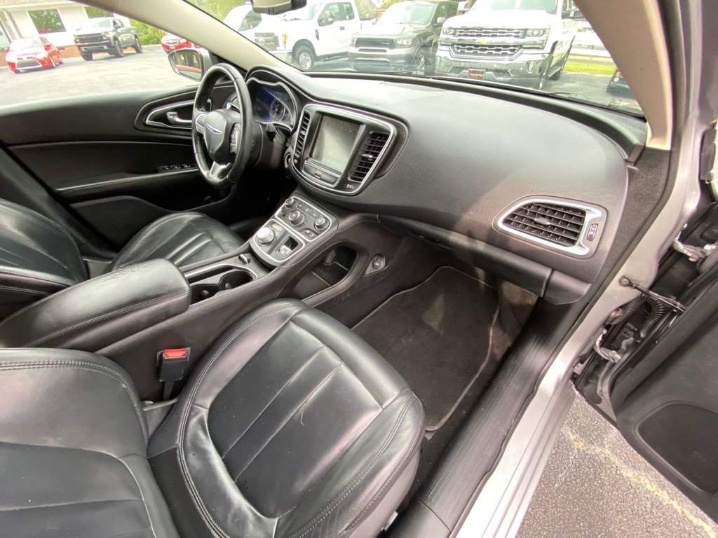 Used 2017 Chrysler 200 Limited Platinum FWD image 28