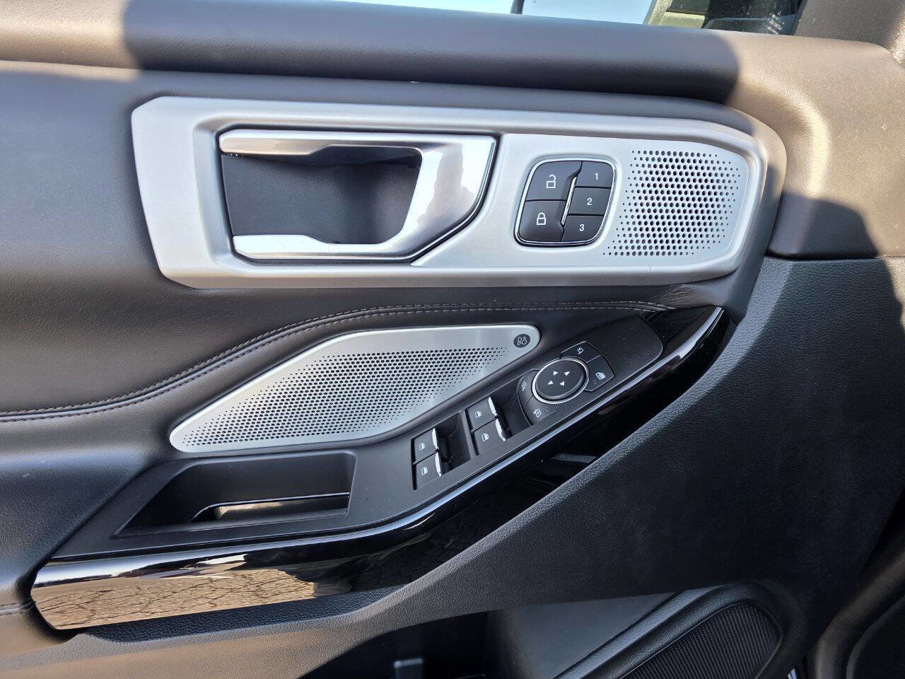 Used 2021 Ford Explorer Platinum image 17