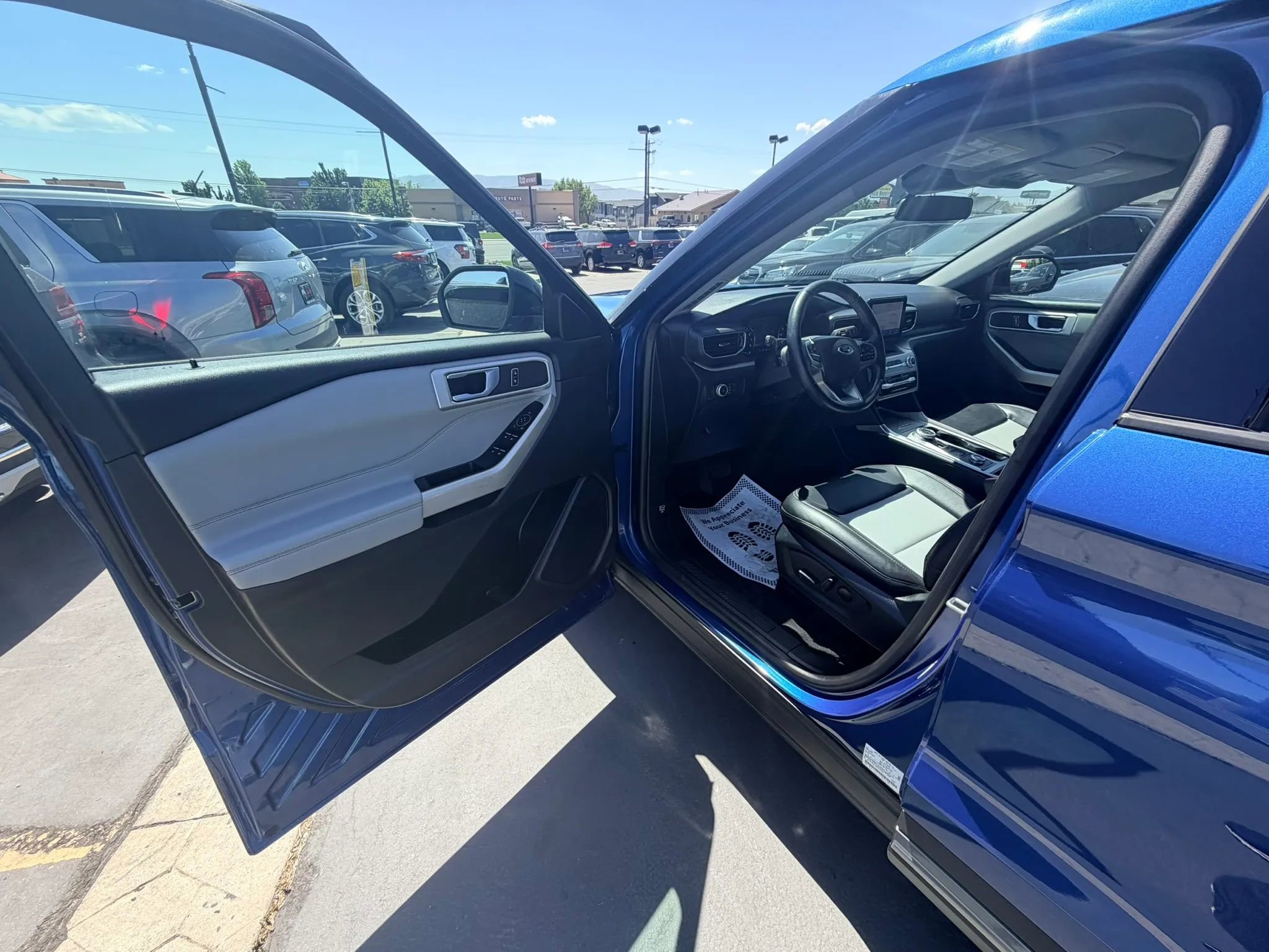 Used 2022 Ford Explorer XLT w/ Equipment Group 202A AWD/4WD image 10