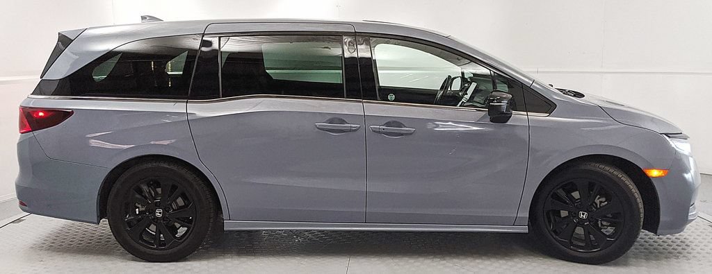 Used 2023 Honda Odyssey Sport image 2