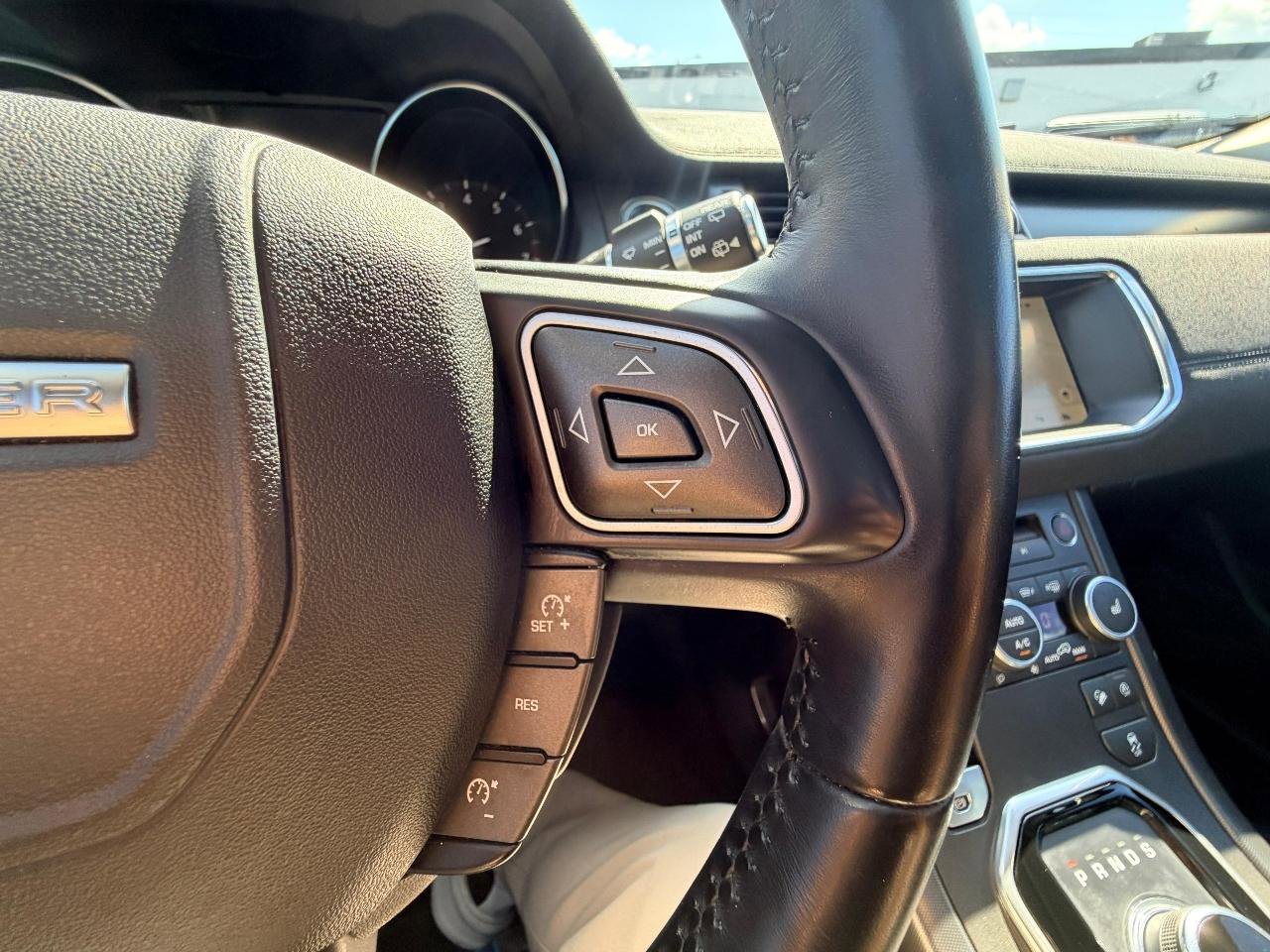 Used 2019 Land Rover Range Rover Evoque SE AWD/4WD image 16