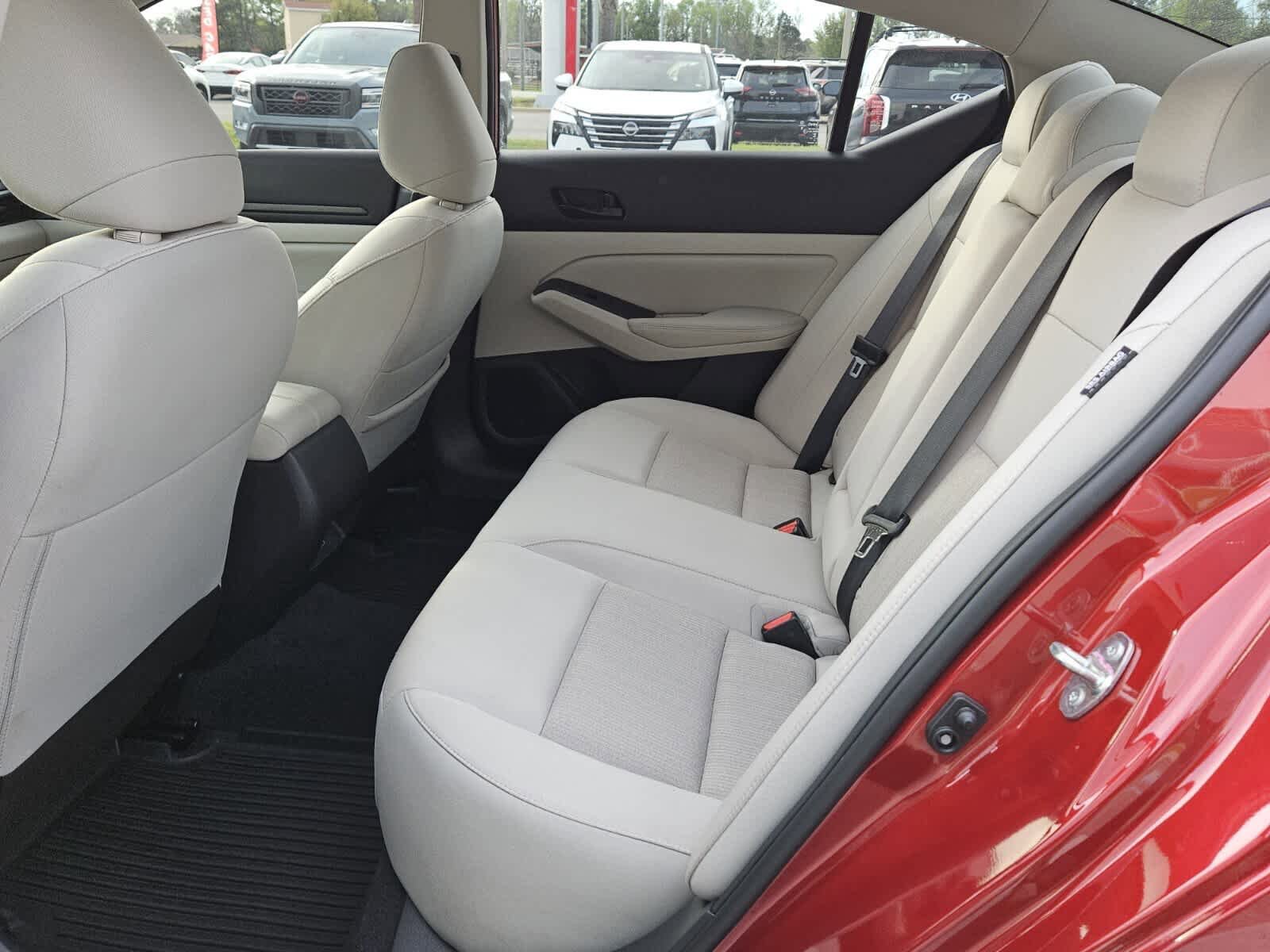 Used 2025 Nissan Altima 2.5 SV w/ SV Special Edition Package FWD image 4