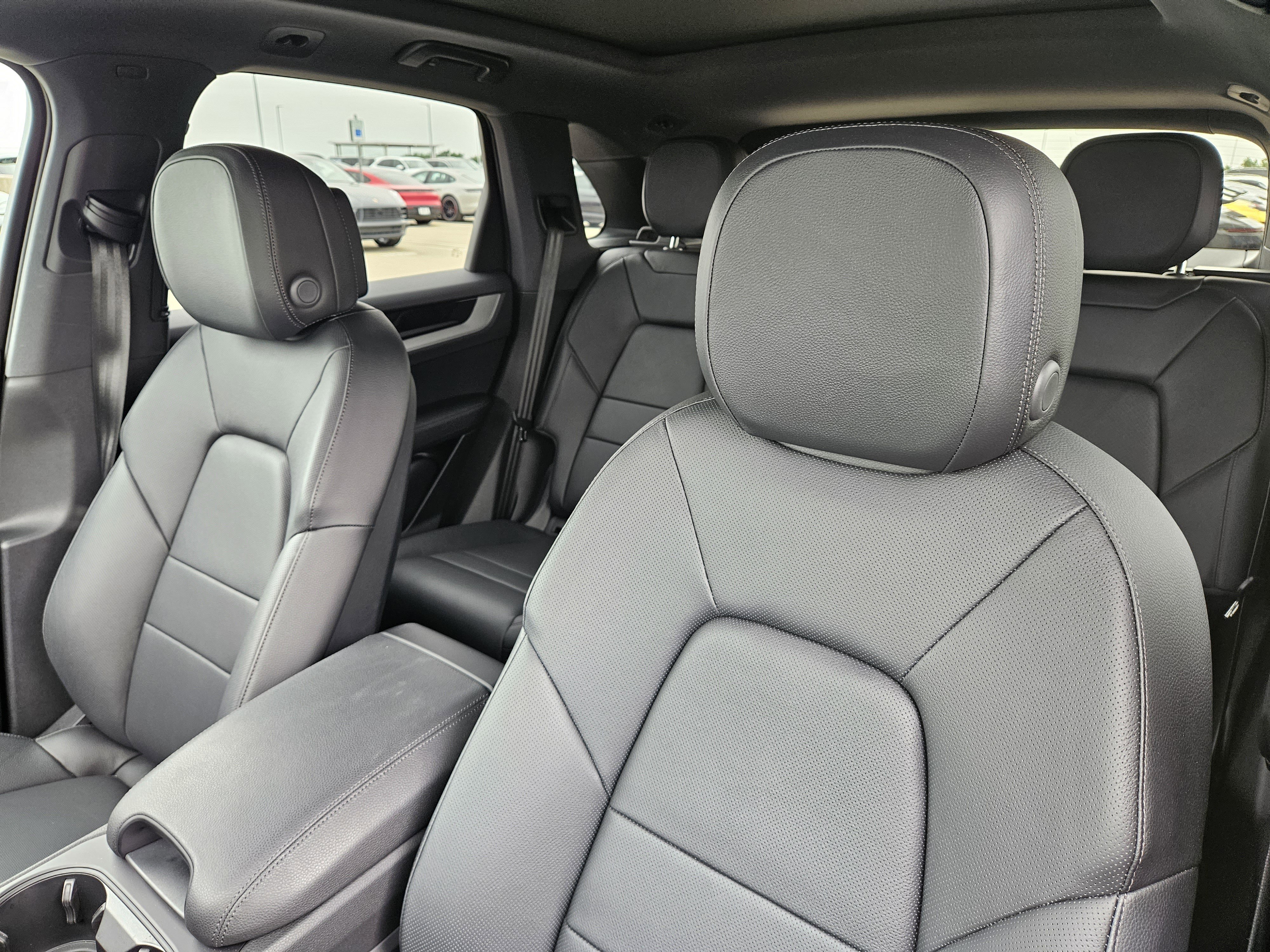 Used 2025 Porsche Cayenne AWD/4WD image 6