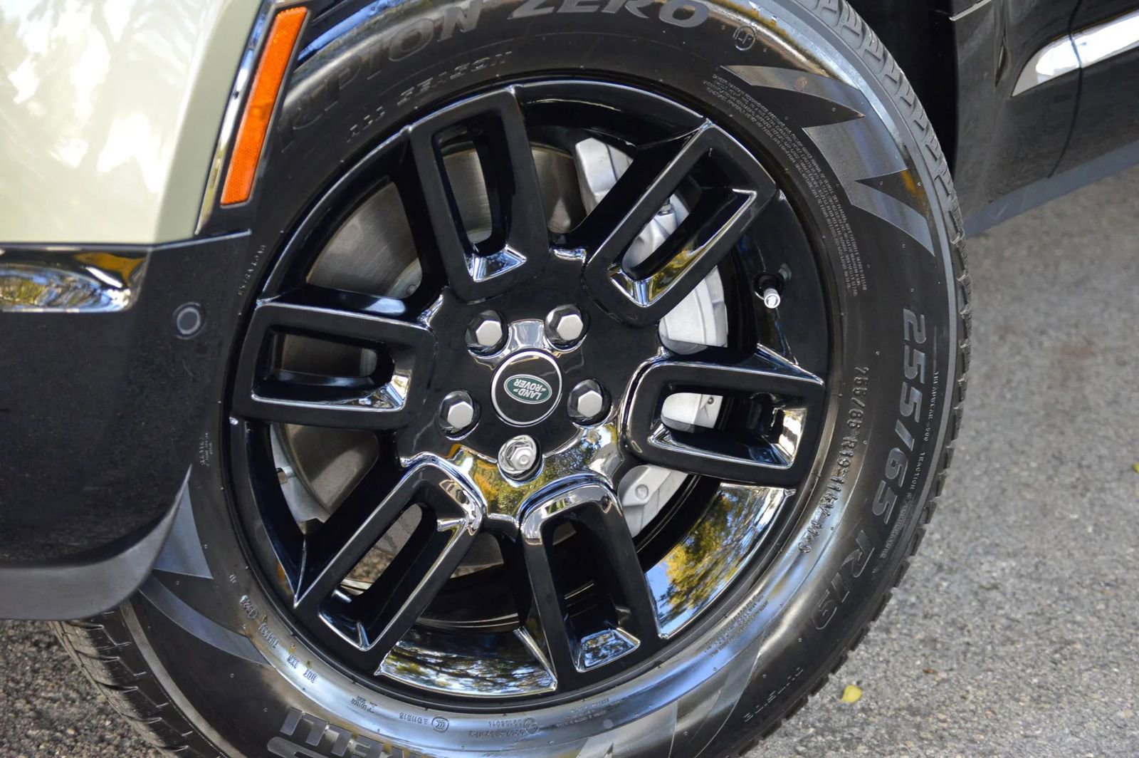 Used 2025 Land Rover Defender 110 X-Dynamic SE image 3