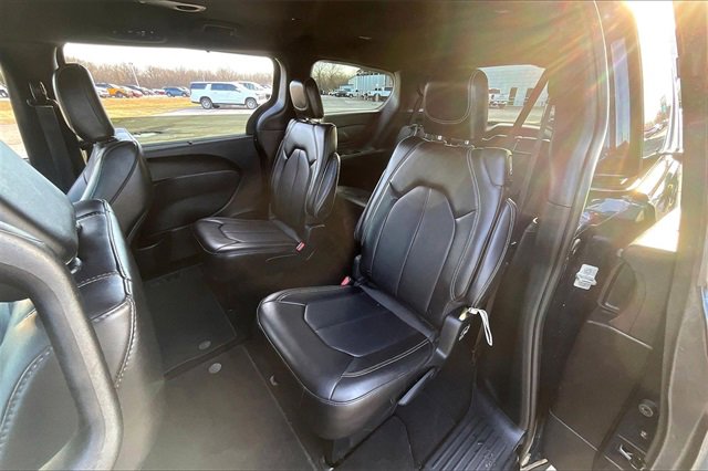 Used 2025 Chrysler Pacifica Select image 22