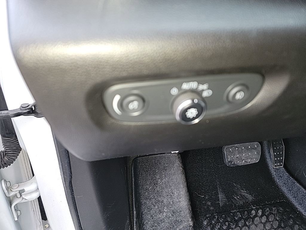 Used 2020 Chevrolet Traverse LT w/ LT Premium Package image 28