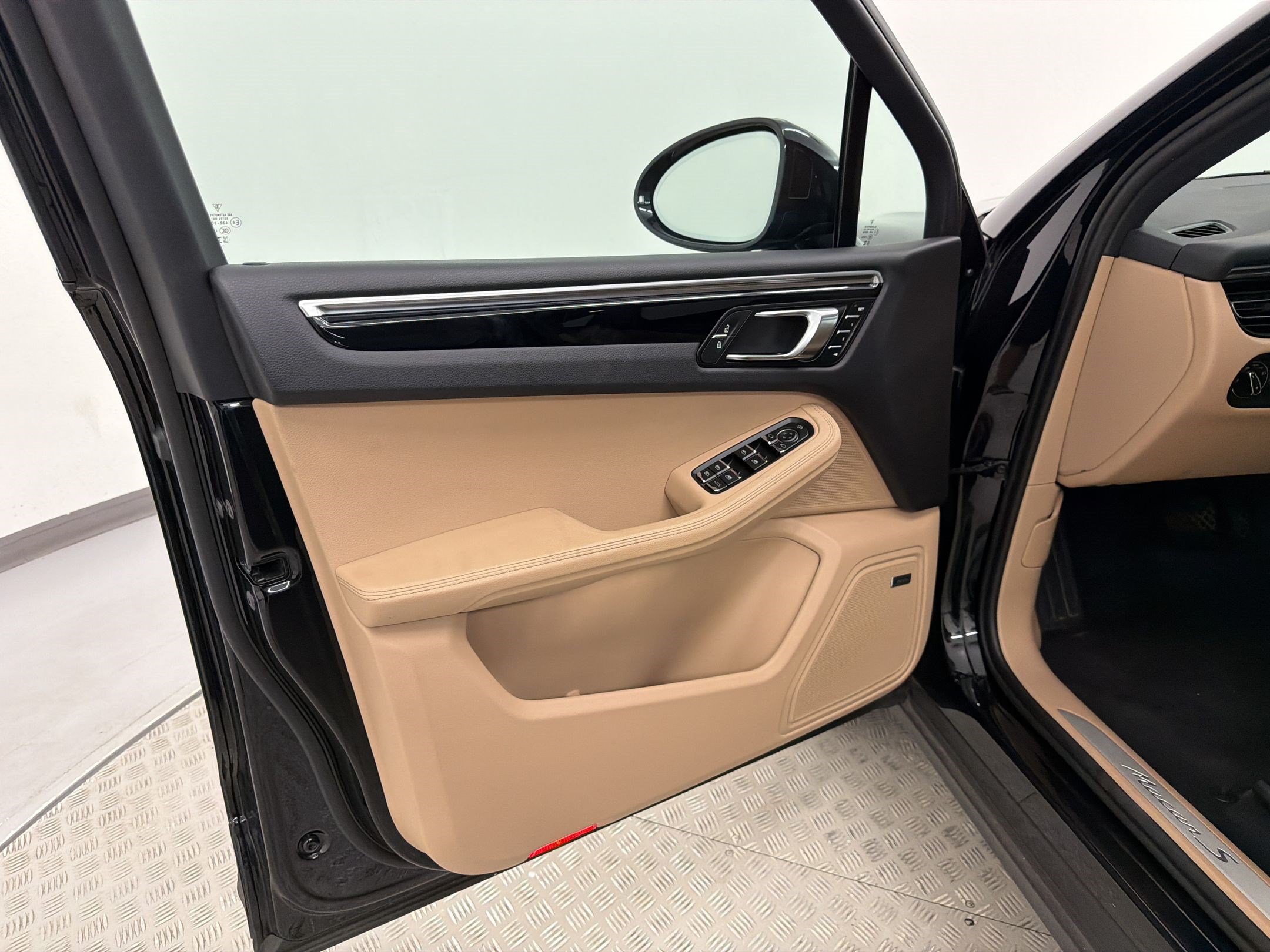 Certified 2023 Porsche Macan S AWD/4WD image 29