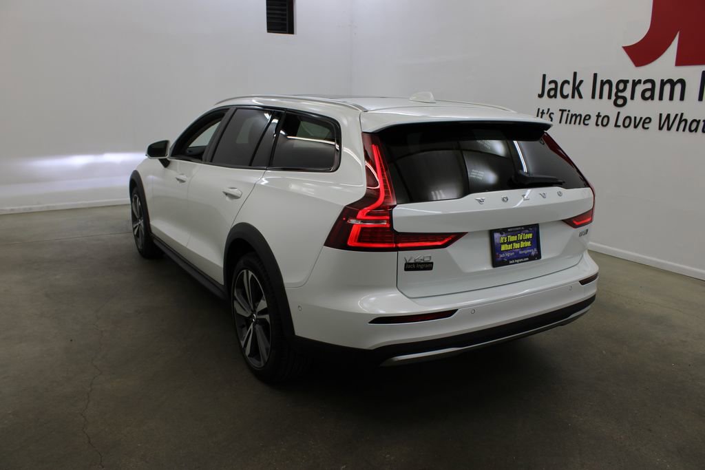 New 2026 Volvo V60 B5 Cross Country Plus w/ Climate Package AWD/4WD image 3