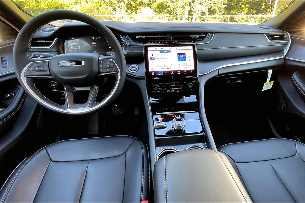 New 2025 Jeep Grand Cherokee Limited w/ Black Appearance Package image 5