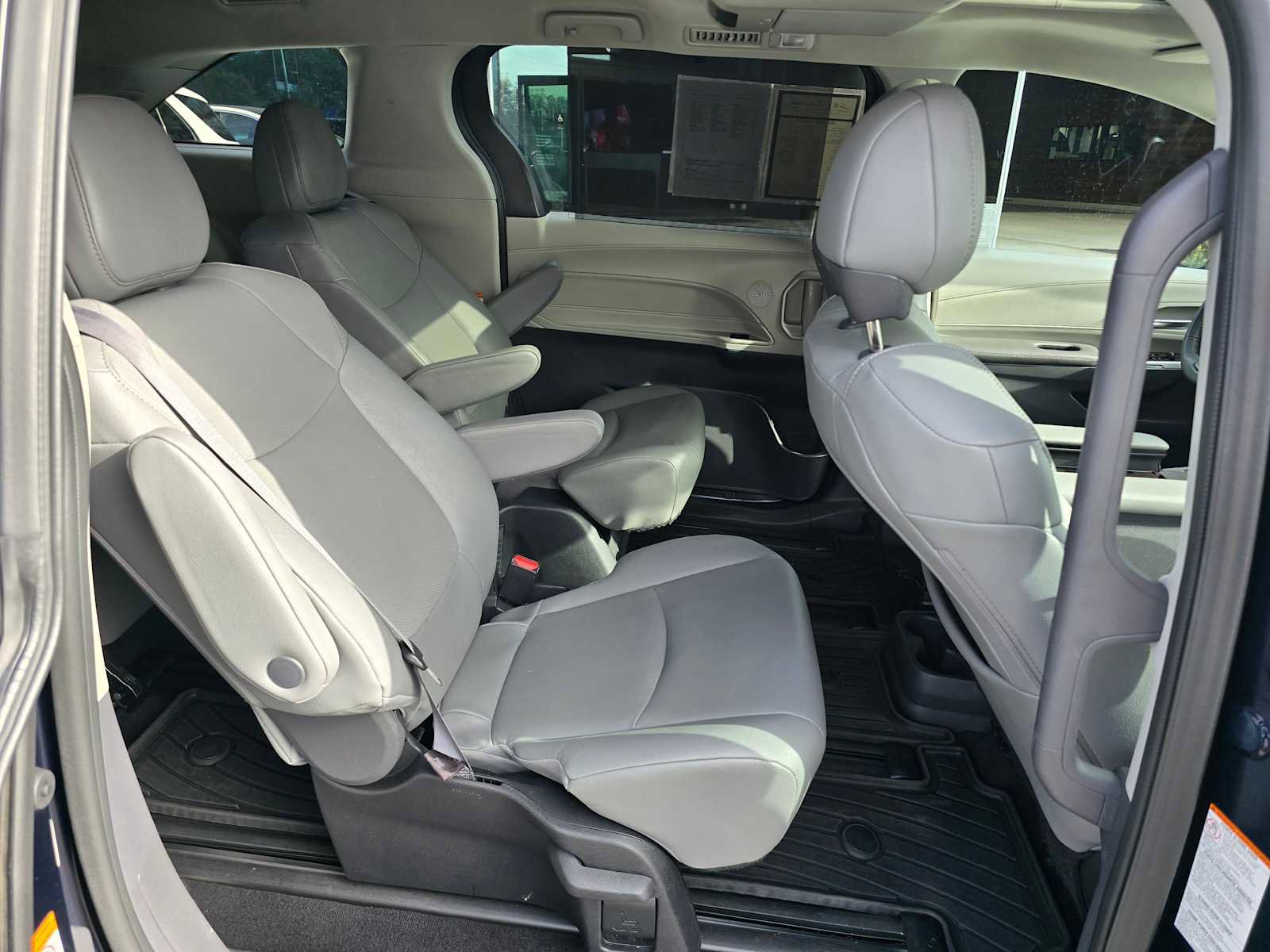 Used 2022 Toyota Sienna XLE image 12