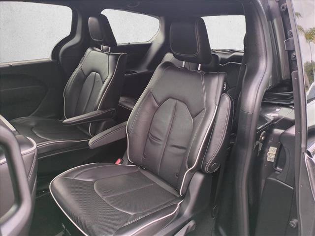 Used 2019 Chrysler Pacifica Limited w/ Advanced Safetytec Group FWD image 19