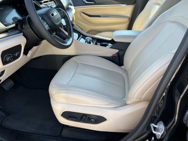 Certified 2024 Jeep Grand Cherokee L Limited w/ Black Appearance Package AWD/4WD image 28