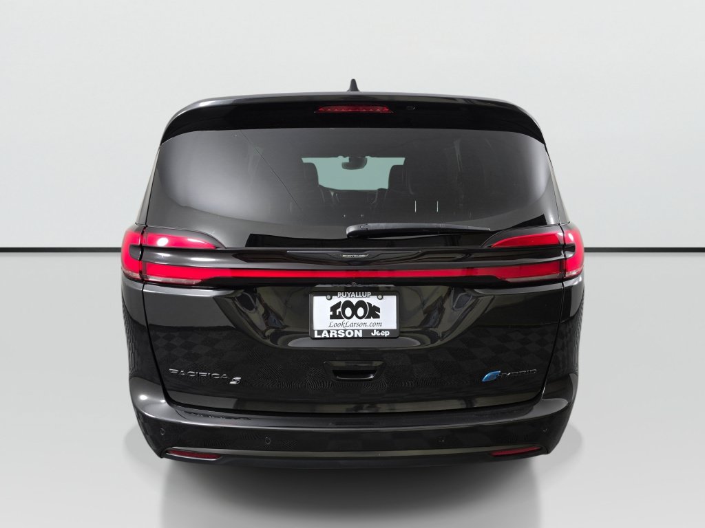 Used 2023 Chrysler Pacifica Limited w/ Uconnect Theater Family Group FWD image 4