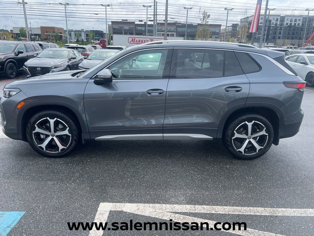 Used 2025 Volkswagen Tiguan SE AWD/4WD image 4