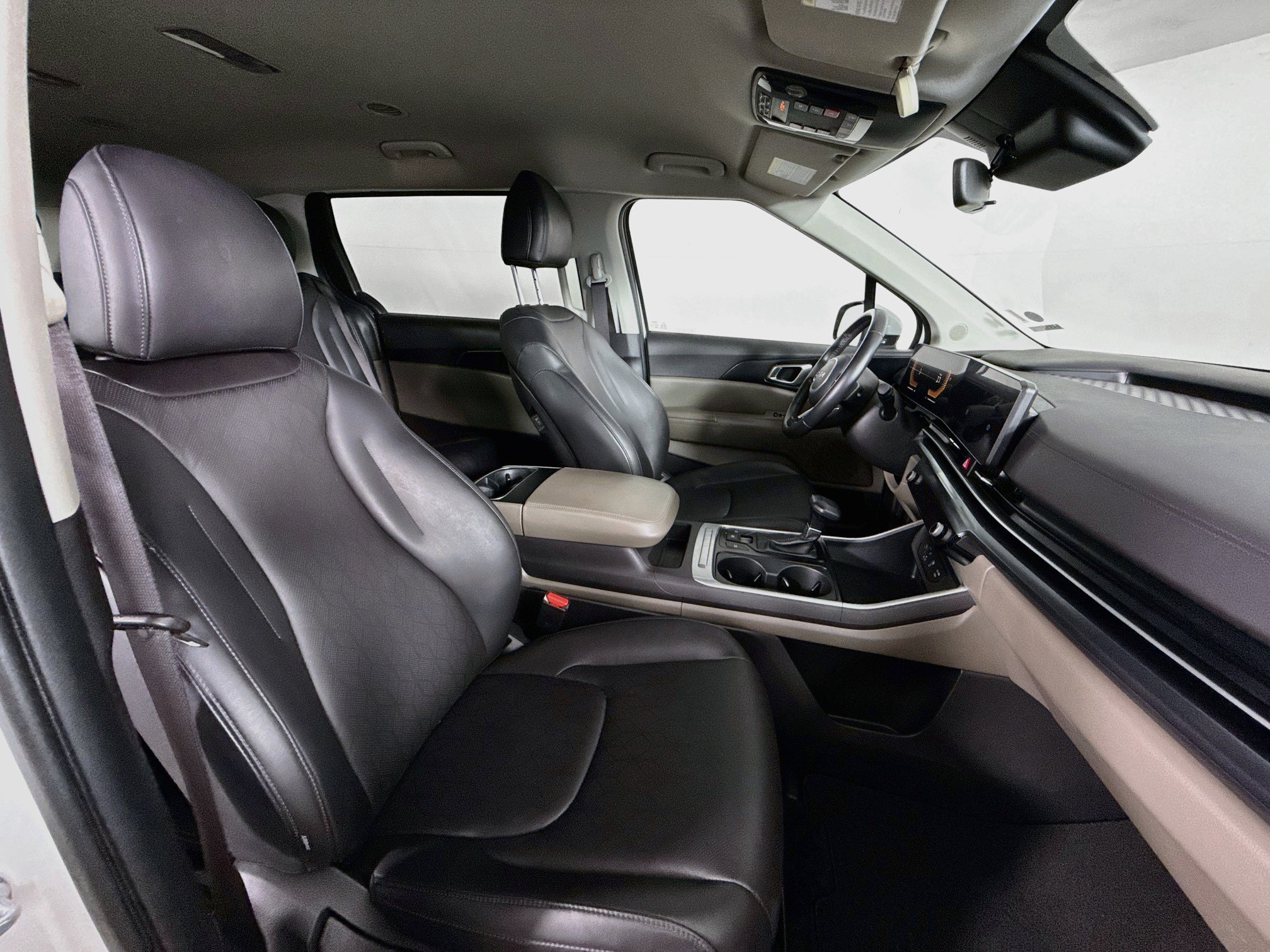 Used 2025 Kia Carnival FWD image 37